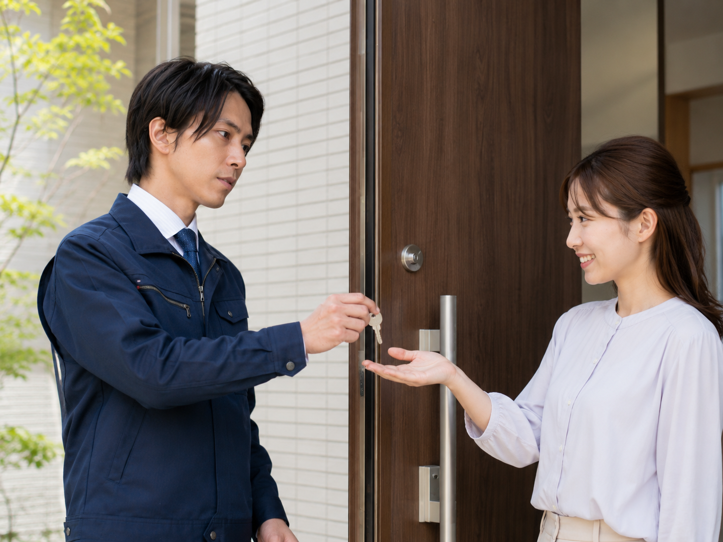 鍵の種類を見ながら説明するスタッフ